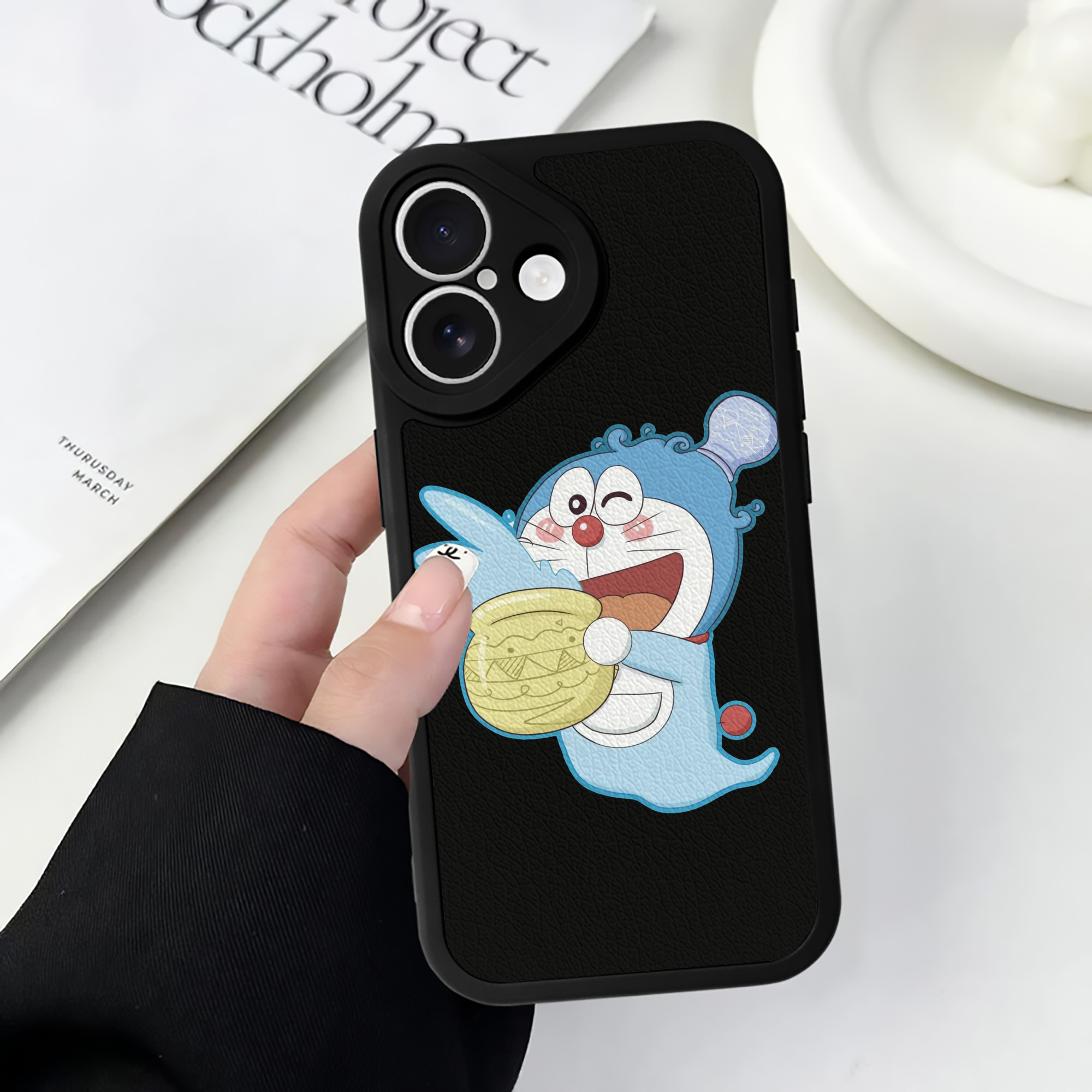 （画像用） ドラえもん Doraemon 【iPhone 16シリーズ対応】シリコンスマホケース（レザー調） 材質：シリコン